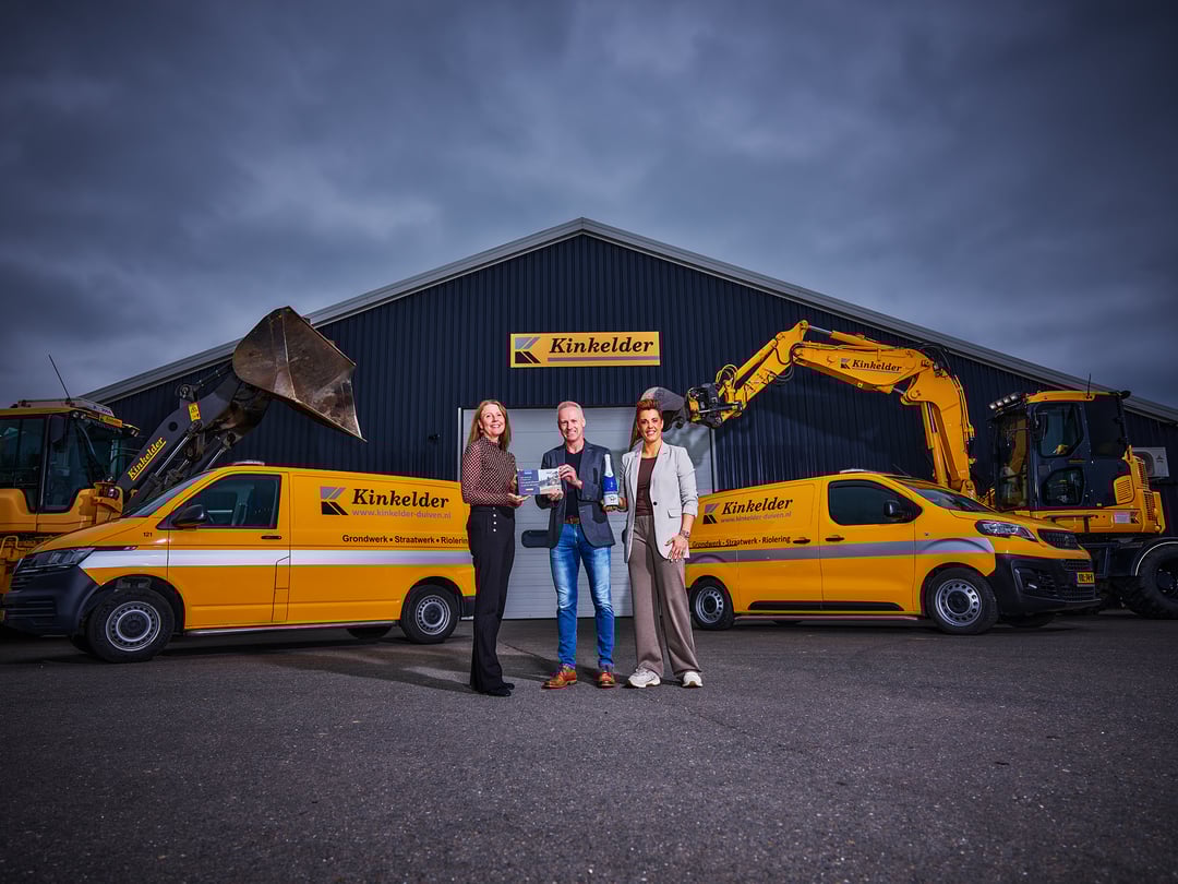 Op de foto: (v.l.n.r.) Karin van Zeijl (TÜV NORD Nederland), Marcel de Kinkelder en Yvonne de Kinkelder-Vriezen. Zij ontvingen namens Kinkelder het jubileumbordje uit handen van TÜV NORD Nederland.