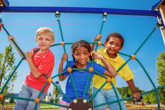 kinderen op klimnet speeltoestel